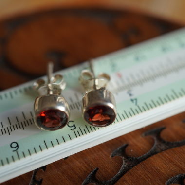 Boucles d’oreilles à clous en grenat et rouge, pierre 5 mm, argent 925