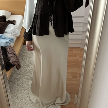 Jupe longue midi en satin crème