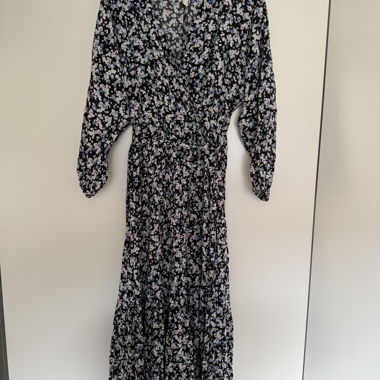 geblümtes Wickelkleid