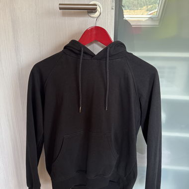 Schwarzer Pullover-Hoodie