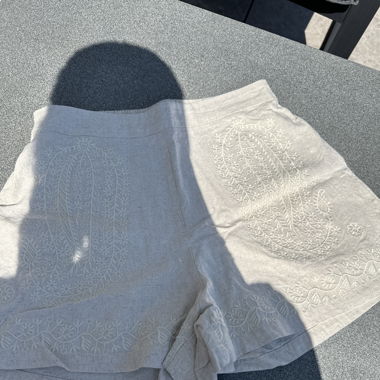 Short léger beige jolis motifs 