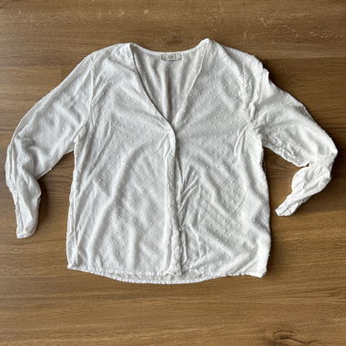 weisse Bluse mit Punkten