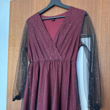 Robe rouge foncé pailletée 