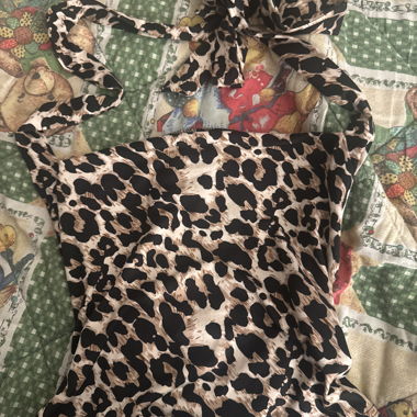 Top con stampa leopardata e spalline
