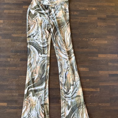 Pantaloni a zampa semi-trasparenti colorati