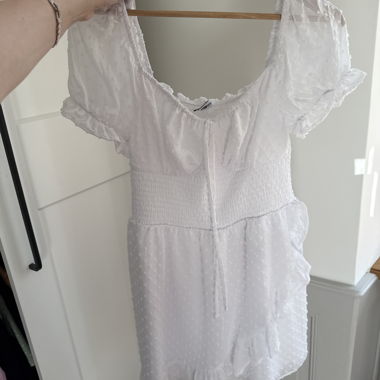 Weisses Kurzarm-Romperkleid