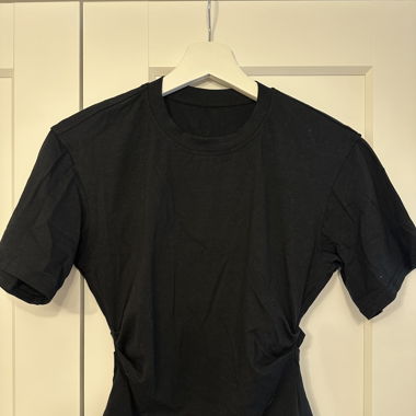 T Shirt mit Rückendetail in schwarz
