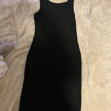 vestito lungo nero scollato sulla schiena