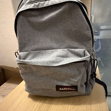 Sac à dos Eastpak gris - en bon état