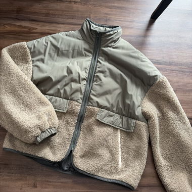 Beige Fleece- und khakifarbene Steppjacke
