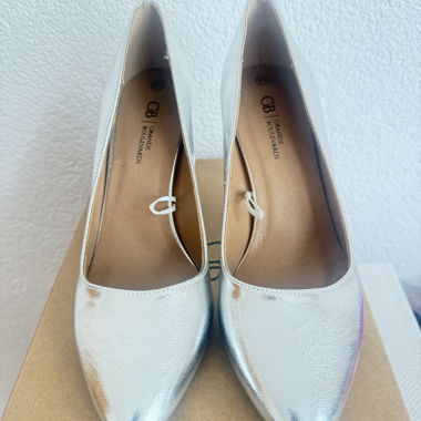 Silberne Pumps mit Absatz