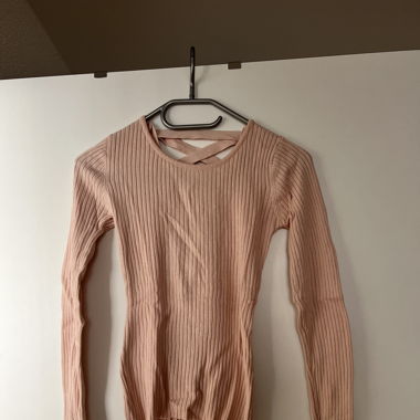 Pullover rosa (Rücken geschnürt)