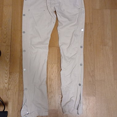 Pantaloni beige casual con bottoni a pressione