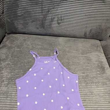 Lila Tanktop mit Blumen