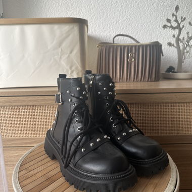 Schwarze Stiefel mit Nieten und dicker Sohle