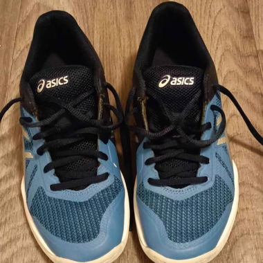 Sports shoes