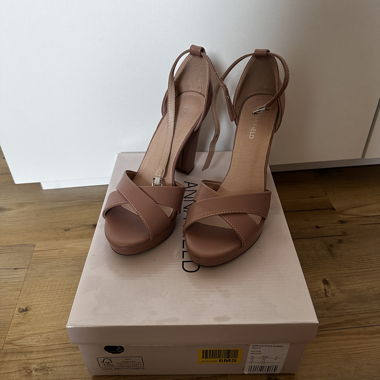 Sandales à talon haut en rose avec bride croisée Anna Field