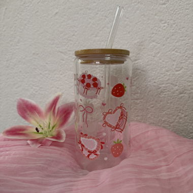 Zerbrechliche Glas-Tasse und Kuchen 