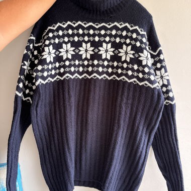 Wool sweater with Christmas patterns 