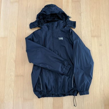 Schwarze Regenjacke