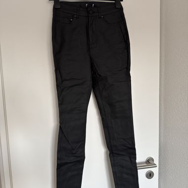 Beschichtete schwarze Slim-Hose Grösse 34 C&A