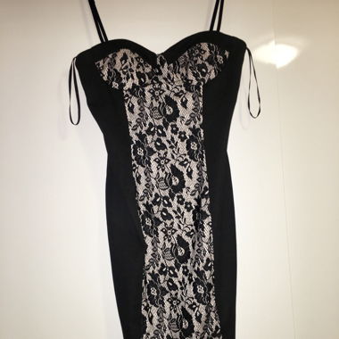 Wunderschönes Kleid mit Spitzenmuster und Reissve