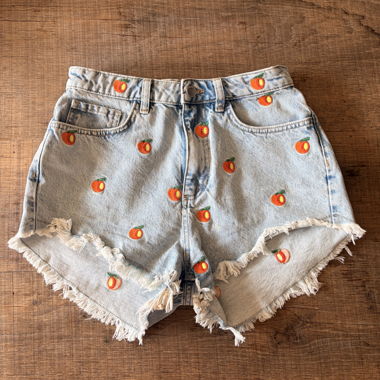 Pantaloncini in jeans con ricamo peach