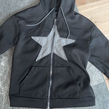 Veste à capuche noire avec étoile