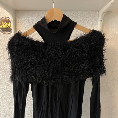 Pull avec fausse fourrure et épaule nue