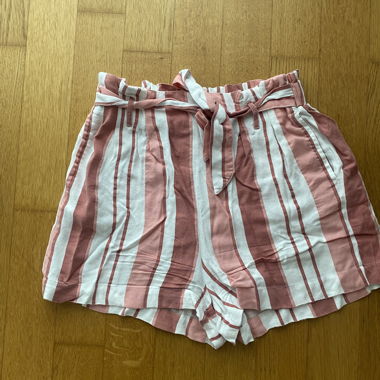Short estivi a righe con cintura da annodare