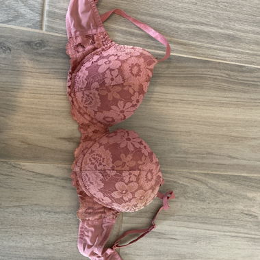 Reggiseno in pizzo rosa