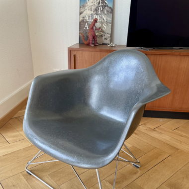 Eames Fiberglass Armchair LAR