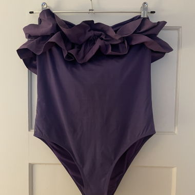 Costume da bagno lilla con volant