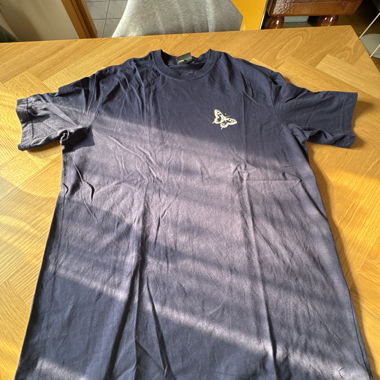 Dunkelblaues T-Shirt mit Schmetterling
