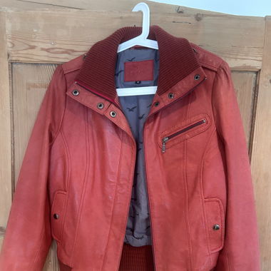 Rote Lederjacke 