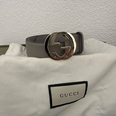 Cintura Gucci in pelle grigia con fibbia logo