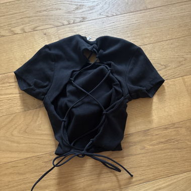 Top nero corto con lacci e reggiseno integrato