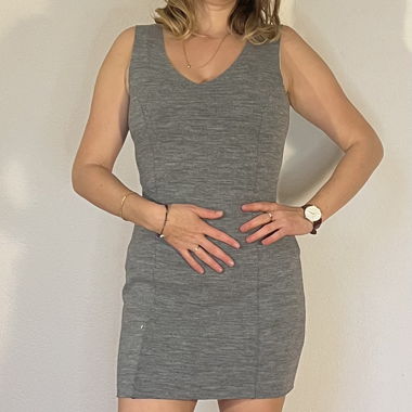enges, graues Kleid in rohem Style