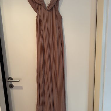 Rosabraunes Plissee-Kleid