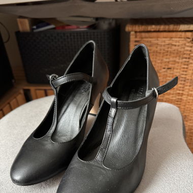 Schwarze Pumps mit Absatz Gr. 38
