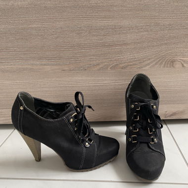 Schwarze Schuhe