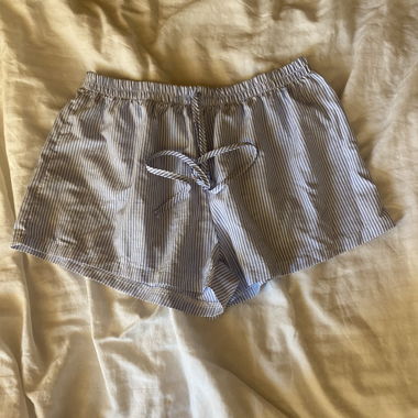 Gestreifte Shorts mit Bindeband