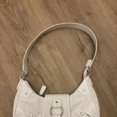 white shoulderbag with chrome details