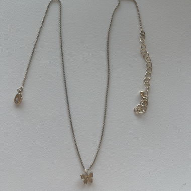 Collier fin avec pendentif papillon