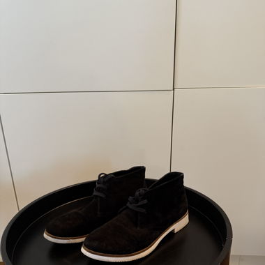 Noiz Desert Boots in Black