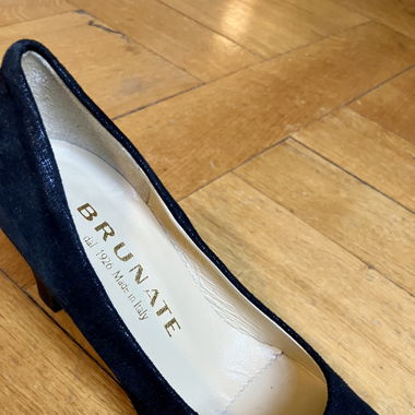 Glänzenden schwarzen Absatzschuhe 
