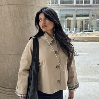 Trench corto beige da donna