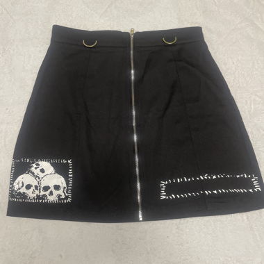 Jupe courte noire avec imprimé de crânes