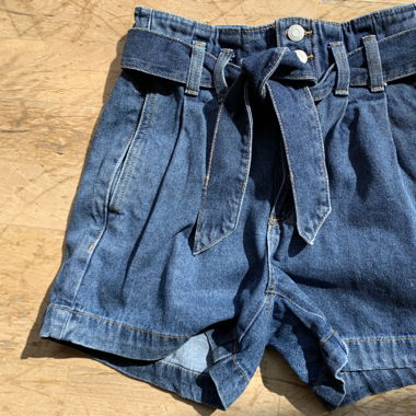 Short en jeans avec ceinture 