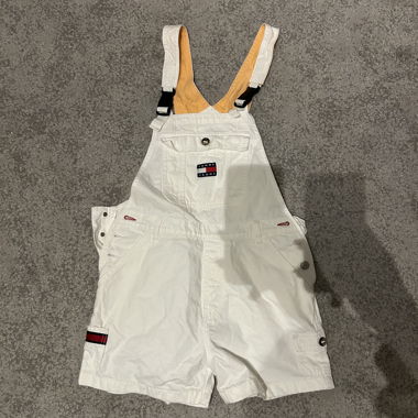 Tommy Jeans weisse Latzshorts